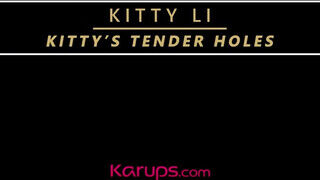Kitty Li a világos szőke nagyméretű cickós milf kényezteti magát - Erocenter.hu