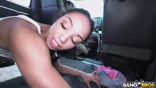 Alexis Tae a sovány fiatal kis csaj megkamatyolva a kisbuszban