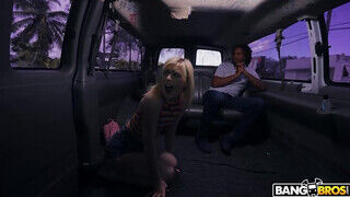 Minxx Marley a pici cicis világos szőke sovány fiatal kisasszony megrakva a kisbuszban - Erocenter.hu