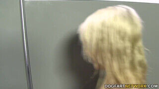 Tiffany Fox a kicsike tőgyes világos szőke gádzsi a baszó kabinban - Erocenter.hu