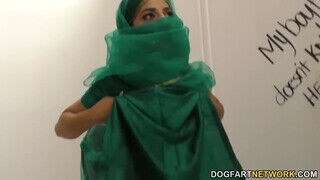 Nadia Ali a gigászi fenekű arab lány beugrik a sex kabinba - Erocenter.hu