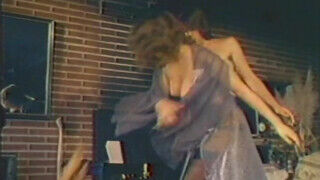 Blazing Redheads (1981) - Teljes retro sexfilm vadító csajokkal és gigantikus dugásokkal - Erocenter.hu