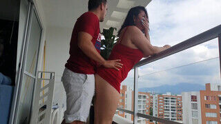 Kathalina a nagyméretű valagú házastárs ánuszba kurelva az erkélyen