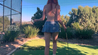 Elly Clutch a méretes kannás vörös hajú kisasszony golfpályán közösül - Erocenter.hu