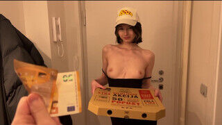 Cutie Kim a ellenállhatatlan pizzafutár imád kúrni is - Erocenter.hu