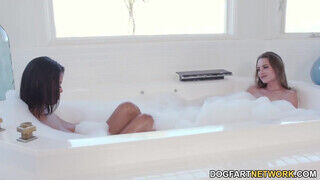 Kyler Quinn és Nia Nacci a fürdőben elkapják egymást egy menetre - Erocenter.hu
