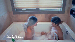 Lesbi pár a fürdőben kényezteti egymást a habok közt - Erocenter.hu