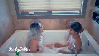 Lesbi pár a fürdőben kényezteti egymást a habok közt - Erocenter.hu
