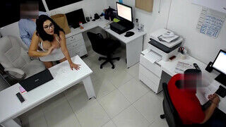 martinasmith a csöcsös fiatalasszony az irodában kamatyol a munkatársával